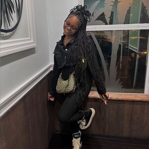 Meet your Posher, Zari